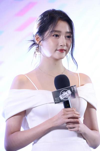 关晓彤左侧脸漏香肩现场生图照